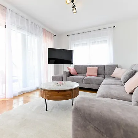 Lo-lo Apartment