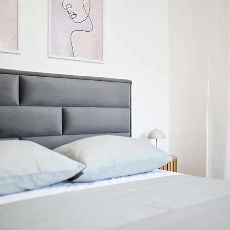 Lo-lo Apartment *