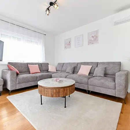 Lo-lo Apartment *
