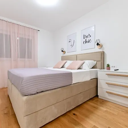 Lo-lo Apartment *