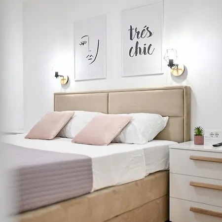 Lo-lo Apartment *