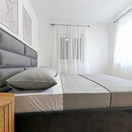 Lo-lo Apartment