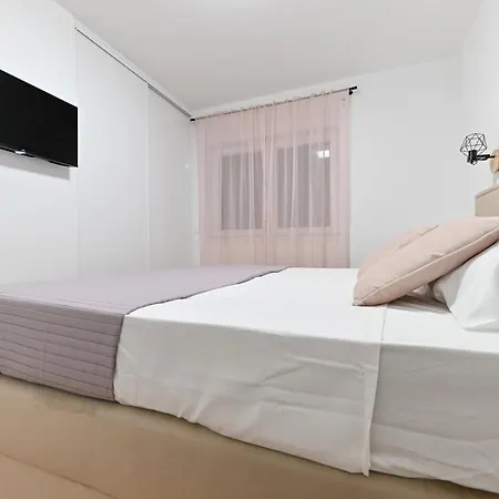 Apartment Lo-lo *