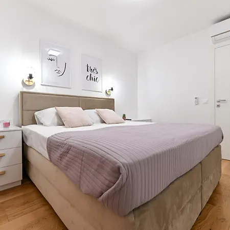 Lo-lo Apartment *