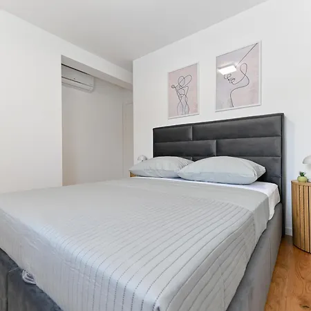 Lo-lo Apartment