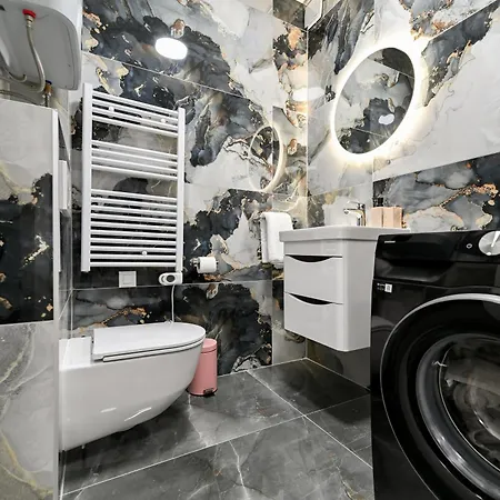 Lo-lo Apartment *